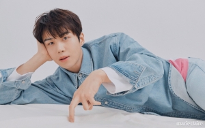 Kim Seon Ho Terus Menunduk di Bandara, Begini Reaksinya Saat Disapa Penggemar