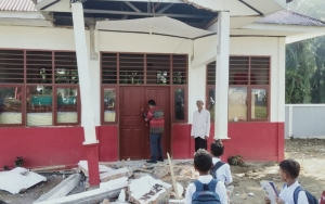 Bantuan Belum Datang, Korban Gempa Pasaman Barat Nekat Bangun Huntara Mandiri Demi Bisa Berlebaran