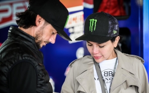 Nikita Mirzani Pamer Momen Temani Pacar Bule Balapan, Dipuji Mirip? 
