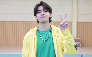 Beda Dari Member BTS, V Rela Sujud di Hadapan Fans Bikin Terharu