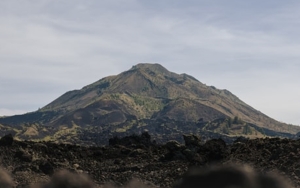 Bule Kanada yang Menari Telanjang di Gunung Batur Bali Ternyata Aktor Netflix, Bakal Dideportasi