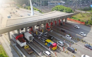 Macet Parah Bikin Mobil Nyaris Tak Bergerak Sejak Gerbang Tol Merak, Pemudik Bisa Refund Tiket Kapal