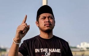 10 Potret Tretan Muslim Pakai Sarung, Akui Sempat Follow Akun Anti Fans Kangen Band