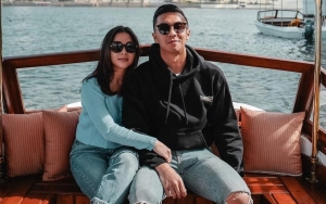 Busana Seadanya Nikita Willy dan Indra Priawan Saat Pemotretan Bareng Baby Izz Bikin Heran