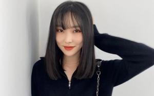 Resmikan Nama Fandom Solois, 8 Potret Yuju Eks G-Friend Stunning Pamer Body Goals