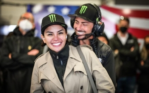 Lagi Kasmaran, 7 Potret Manis Nikita Mirzani Dan John Hopkins Eks Pembalap MotoGP