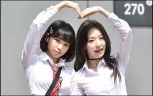 Sempat Bikin Pangling, Begini Komentar Knetz Lihat Sakura-Kim Chae Won Pakai Seragam Seksi