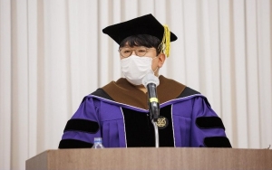 Bang Si Hyuk Raih Gelar Doktor Kehormatan Di Admistrasi Bisnis dari Universitas Nasional Seoul