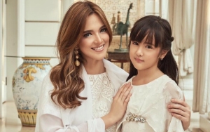 8 Potret Nia Ramadhani-Mikhayla Like Mother Like Daughter, Bikin Gemas Kembaran Rambut Ombre