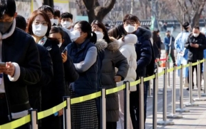 Korea Selatan Izinkan Warganya Lepas Masker di Luar Ruangan Mulai Pekan Depan