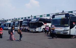Pemudik di Terminal Bekasi Numpuk Hingga Ada yang Sampai Menginap Tunggu Bus Datang