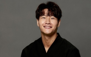 Kim Jong Kook Bebaskan Pacarnya Pakai Baju Terbuka?