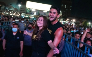Kemesraan Wulan Guritno dan Pacar di Konser Ndarboy Genk Curi Perhatian