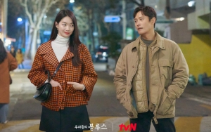 Shin Min A Dijaga Lee Byung Hun Pasca Terjun ke Laut, Tim Produksi 'Our Blues' Bocorkan Hal Sedih