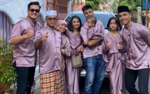 H Faisal dan Keluarga Kunjungi Makam Bibi dan Vanessa Angel Usai Salat Id Bareng