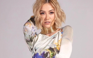 Dandanan Nyentrik Agnez Mo Saat Ucap Selamat Lebaran Bikin Salfok, Attitude Ramai Dipuji