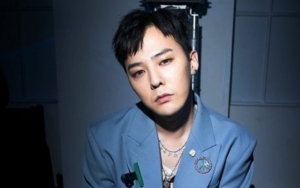 Gaya G-Dragon Disorot Saat Berangkat ke Amsterdam, Huruf 'J' di Ransel Inisial Jennie?