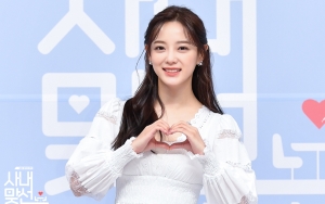 Kim Sejeong Terima Penghargaan Perdana Lewat 'Business Proposal'