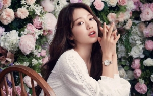 Aura Kecantikan Bumil Makin Mempesona, Park Shin Hye Pamer Pose Tanpa Riasan Wajah