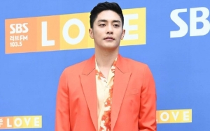 Sung Hoon Bawa Anjing Kesayangan Saat Hadiri Preskon 'Woori the Virgin', Begini Reaksi Netizen Korea