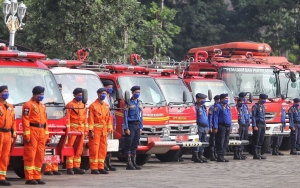 Tim Damkar Dikerahkan Evakuasi Tikus Mati Usai Warga di Depok Lapor Cium Bau Tak Sedap