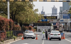 Miris, Wanita Pekerja Migran di Shanghai Ini Terpaksa Tinggal di Bilik Telepon Selama Lockdown