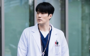 So Ji Sub Bikin Tim Produksi 'Doctor Lawyer' Kaget, Intip 8 Potretnya 'Ganteng Abadi'