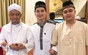 Ziarah, Alvin Faiz Tulis Pesan Menyentuh untuk Mendiang Ayah dan Adik: Kangen
