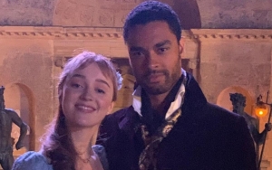 Phoebe Dynevor 'Bridgerton' Bagikan Foto Met Gala 2022 Bareng, Tatapan Dalam Rege-Jean Page Disorot