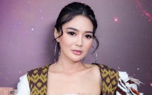 Dijodohkan Doddy Sudrajat, 10 Potret Wika Salim Cantik Berbalut Kain Tradisional