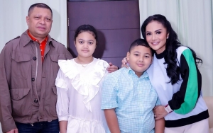 Libatkan Banyak Dokter, 10 Momen Krisdayanti dan Raul Lemos Temani Sang Putra Sunat