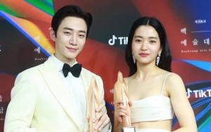 Baeksang Arts Awards 2022: Kim Tae Ri 'Paksa' Junho 2PM Berdiri Bersebelahan, Gemas!