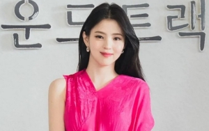 Han So Hee Pamer Tato di Perut Hingga Tampil Menawan dengan Riasan Smokey Eyes