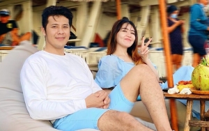 8 Gaya Cantik Liburan Via Vallen, Resmi Dilamar Chevra Yolandi Sang Kekasih