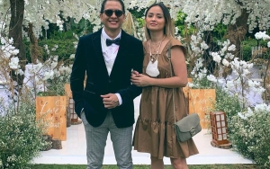 Joanna Alexandra Senyum Penuh Ketegaran Ziarah ke Makam Mendiang Suami, Sisipkan Ilustrasi Manis