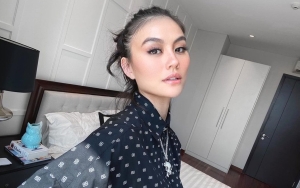 Agnes Monica Cantik Pakai Dress Versace di Red Carpet TV Amrik, Rambut Kepang 'On Fire' Mirip Cambuk