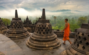 Umat Buddha Peringati Detik-Detik Waisak Hingga Bagikan Sembako Untuk Warga di Borobudur
