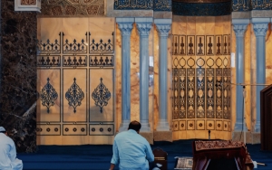 Pemerintah Beri Pelonggaran, MUI Sebut Jemaah Sehat Boleh Lepas Masker Saat Salat di Masjid