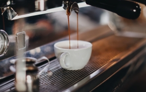 Seorang Pelanggan Bar Lapor Polisi Gegara Secangkir Kopi Seharga Rp30 Ribu