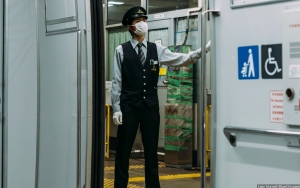 Jepang Sebut Warga Tak Perlu Masker di Luar Ruangan Asal Tidak Berbicara