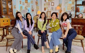 Red Velvet Semringah Berangkat ke Jakarta, Gaya Irene Paling Simple