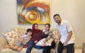 Rieta Amilia Akhirnya 'Muncul' Gandeng Anak Cucu Makan Bareng, Sosok Raffi-Gigi Tak Terlihat 
