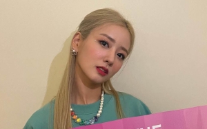 Interaksi Manis Bomi A Pink Dengan Anjing usai Ajukan Diri Jadi Relawan di Penampungan Hewan