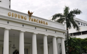 Buntut Kedubes Inggris Pasang Bendera LGBT, Kemenlu Ingatkan Jaga Sensitivitas Nilai Budaya RI