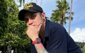 Vicky Nitinegoro PD Pamer Celana Melorot di Bandara, Ending-nya Bikin Ngakak