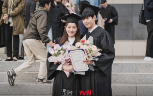 Lee Sung Kyung Santai Sandaran dan Peluk Kim Young Dae di Lokasi Syuting 'Shooting Stars', Nyaman?