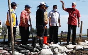 Ganjar Pranowo Tinjau Lokasi Banjir Rob Semarang, Minta Penanganan Tanggul Segera Dikerjakan