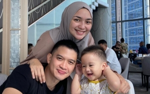 Citra Kirana Tersenyum Tegar, Denny Darko Sentil Sikap Diam Rezky Aditya?