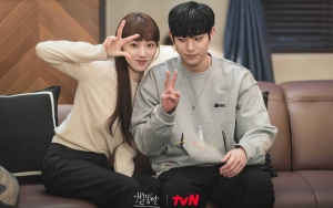 Bikin Lumer, Intip Tatapan Bucin Kim Young Dae ke Lee Sung Kyung di Spoiler Adegan 'Shooting Stars' 