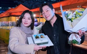 Son Suk Ku Pajang Foto Kim Ji Won, Tulis Pesan Manis Usai 'My Liberation Notes' Tamat